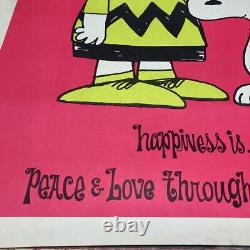 Affiche vintage des années 70 de Charlie Brown et Snoopy avec le symbole de la paix utilisé.