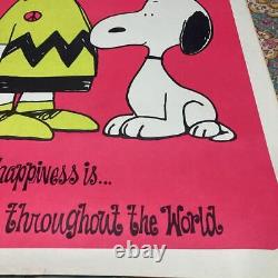 Affiche vintage des années 70 de Charlie Brown et Snoopy avec le symbole de la paix utilisé.