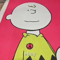 Affiche vintage des années 70 de Charlie Brown et Snoopy avec le symbole de la paix utilisé.