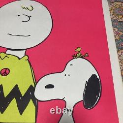 Affiche vintage des années 70 de Charlie Brown et Snoopy avec le symbole de la paix utilisé.