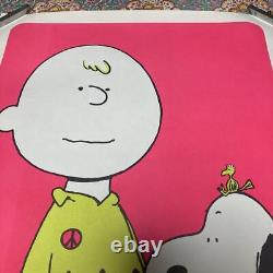 Affiche vintage des années 70 de Charlie Brown et Snoopy avec le symbole de la paix utilisé.