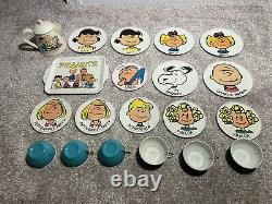 Assiettes en métal, plateau, tasses à thé et bouilloire Peanuts Snoopy personnages 1950-1966