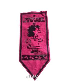 Bannière en feutre vintage des années 60 Peanuts Lucy, fanion Charlie Brown Snoopy frustré