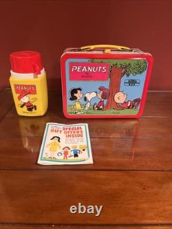 Boîte à lunch en métal Peanuts 1973 Charlie Brown Snoopy Aide psychiatrique avec thermos