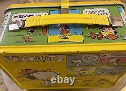 Boîte à lunch en métal jaune VINTAGE PEANUTS SNOOPY CHARLIE BROWN de 1965 avec Thermos