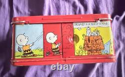 Boîte à lunch vintage Peanuts Charlie Brown Snoopy 1965 métal rouge rare AVEC thermos