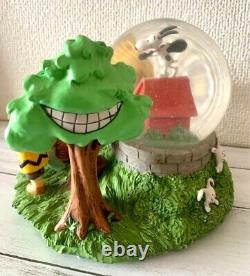 Boîte à musique de Snoopy Hallmark Snow Globe Charlie Brown