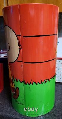 Boîte à ordures en métal Cheinco Snoopy Maison de chien Vintage Charlie Brown, vers 1970