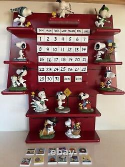 Calendrier perpétuel Snoopy Peanuts de Danbury Mint Maison de chien 12 figurines et tuiles