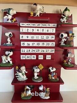 Calendrier perpétuel Snoopy Peanuts de Danbury Mint Maison de chien 12 figurines et tuiles