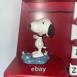 Calendrier perpétuel Snoopy Peanuts de Danbury Mint Maison de chien 12 figurines et tuiles