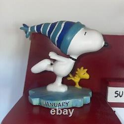 Calendrier perpétuel Snoopy Peanuts de Danbury Mint Maison de chien 12 figurines et tuiles