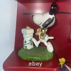 Calendrier perpétuel Snoopy Peanuts de Danbury Mint Maison de chien 12 figurines et tuiles