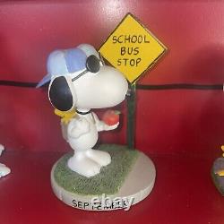 Calendrier perpétuel Snoopy Peanuts de Danbury Mint Maison de chien 12 figurines et tuiles