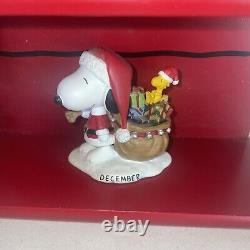 Calendrier perpétuel Snoopy Peanuts de Danbury Mint Maison de chien 12 figurines et tuiles