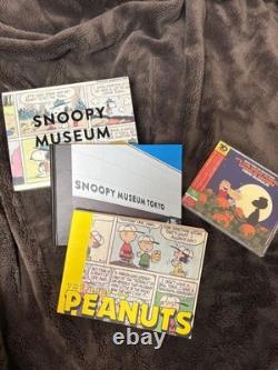Catalogue de l’exposition du musée Snoopy à Tokyo et CD de la bande originale de Charlie Brown non ouvert