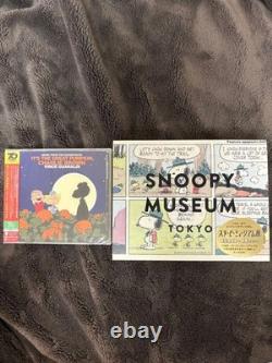Catalogue de l’exposition du musée Snoopy à Tokyo et CD de la bande originale de Charlie Brown non ouvert