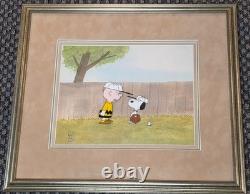 Celluloïd de production des années 1970/80 de Charlie Brown et Snoopy avec certificat d’authenticité et sceau Peanuts, encadré