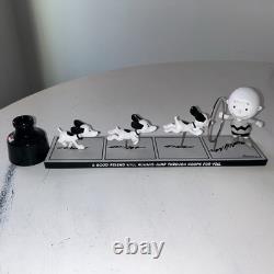 Charlie Brown Snoopy figurine édition limitée Peanuts noir et blanc ami sautant à travers un cerceau