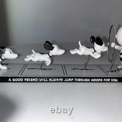 Charlie Brown Snoopy figurine édition limitée Peanuts noir et blanc ami sautant à travers un cerceau