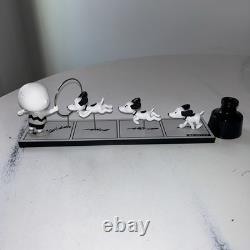 Charlie Brown Snoopy figurine édition limitée Peanuts noir et blanc ami sautant à travers un cerceau