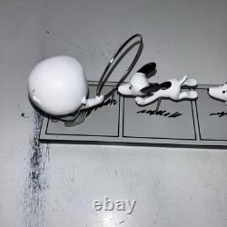 Charlie Brown Snoopy figurine édition limitée Peanuts noir et blanc ami sautant à travers un cerceau