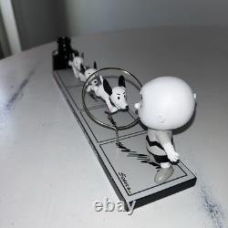 Charlie Brown Snoopy figurine édition limitée Peanuts noir et blanc ami sautant à travers un cerceau