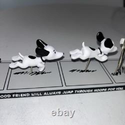 Charlie Brown Snoopy figurine édition limitée Peanuts noir et blanc ami sautant à travers un cerceau