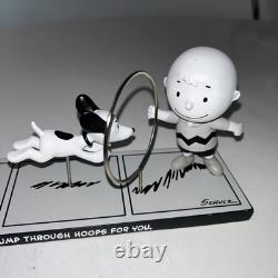 Charlie Brown Snoopy figurine édition limitée Peanuts noir et blanc ami sautant à travers un cerceau