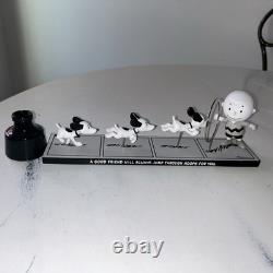 Charlie Brown Snoopy figurine édition limitée Peanuts noir et blanc ami sautant à travers un cerceau