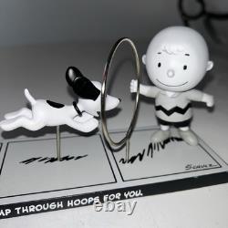 Charlie Brown Snoopy figurine édition limitée Peanuts noir et blanc ami sautant à travers un cerceau