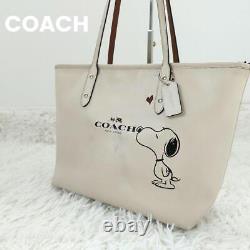 Coach Peanuts Snoopy collaboration sac fourre-tout A4 blanc cassé en provenance du Japon.