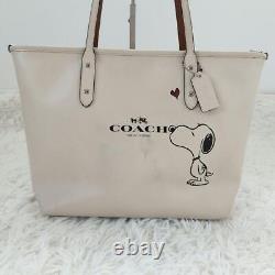 Coach Peanuts Snoopy collaboration sac fourre-tout A4 blanc cassé en provenance du Japon.