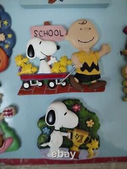 Collection de magnets Peanuts Willabee & Ward - tableau Snoopy Charlie Brown avec 23 magnets