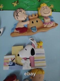 Collection de magnets Peanuts Willabee & Ward - tableau Snoopy Charlie Brown avec 23 magnets