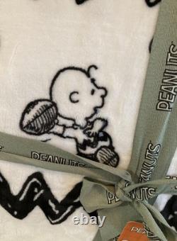 Couverture en peluche Peanuts Snoopy et Charlie Brown, football américain, pour lit double/queen, 90 x 90, neuve avec étiquettes, difficile à trouver Couverture en peluche Peanuts Snoopy et Charlie Brown, football américain, pour lit double/queen, 90 x 90, neuve avec étiquettes, difficile à trouver