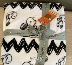 Couverture en peluche Peanuts Snoopy et Charlie Brown, football américain, pour lit double/queen, 90 x 90, neuve avec étiquettes, difficile à trouver Couverture en peluche Peanuts Snoopy et Charlie Brown, football américain, pour lit double/queen, 90 x 90, neuve avec étiquettes, difficile à trouver