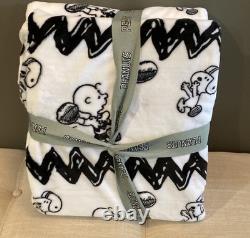 Couverture en peluche Peanuts Snoopy et Charlie Brown, football américain, pour lit double/queen, 90 x 90, neuve avec étiquettes, difficile à trouver Couverture en peluche Peanuts Snoopy et Charlie Brown, football américain, pour lit double/queen, 90 x 90, neuve avec étiquettes, difficile à trouver