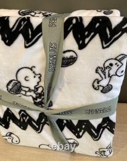 Couverture en peluche Peanuts Snoopy et Charlie Brown, football américain, pour lit double/queen, 90 x 90, neuve avec étiquettes, difficile à trouver