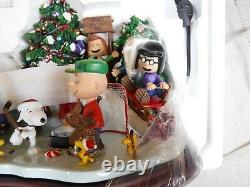 Danbury Mint Peanuts Christmas Skating Party Snoopy Charlie Brown New Works