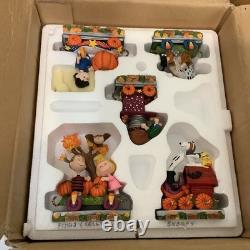 Danbury Mint Peanuts Train d'Halloween Snoopy Charlie Brown dans le champ de citrouilles