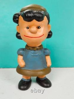 ENSEMBLE DE FIGURES EN CÉRAMIQUE PEANUTS DES ANNÉES 1960 Linus, LUCY, Sally, SNOOPY, Charlie Brown