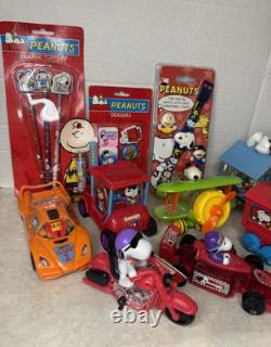 Ensemble Vintage de 17 Figurines Distributeurs de Bonbons Snoopy, Montres, Crayons RARES