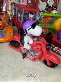 Ensemble Vintage de 17 Figurines Distributeurs de Bonbons Snoopy, Montres, Crayons RARES