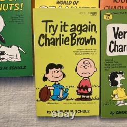 Ensemble de 23 livres de poche vintage Peanuts Charlie Brown Snoopy