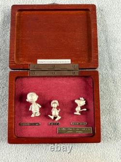 Ensemble de badges à épingle Charlie Brown, Snoopy et Woodstock du 50e anniversaire de Peanuts avec étui