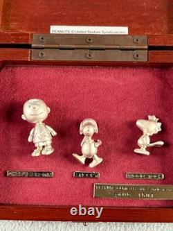 Ensemble de badges à épingle Charlie Brown, Snoopy et Woodstock du 50e anniversaire de Peanuts avec étui
