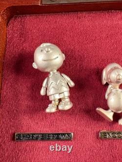 Ensemble de badges à épingle Charlie Brown, Snoopy et Woodstock du 50e anniversaire de Peanuts avec étui
