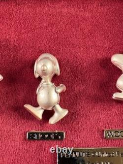 Ensemble de badges à épingle Charlie Brown, Snoopy et Woodstock du 50e anniversaire de Peanuts avec étui