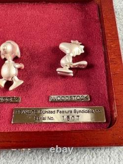 Ensemble de badges à épingle Charlie Brown, Snoopy et Woodstock du 50e anniversaire de Peanuts avec étui